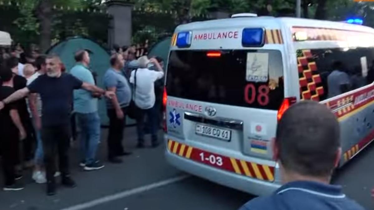 raniti-si-arestari-la-manifestarea-impotriva-premierului-armeniei--se-cere-demisia-acestuia_57852300