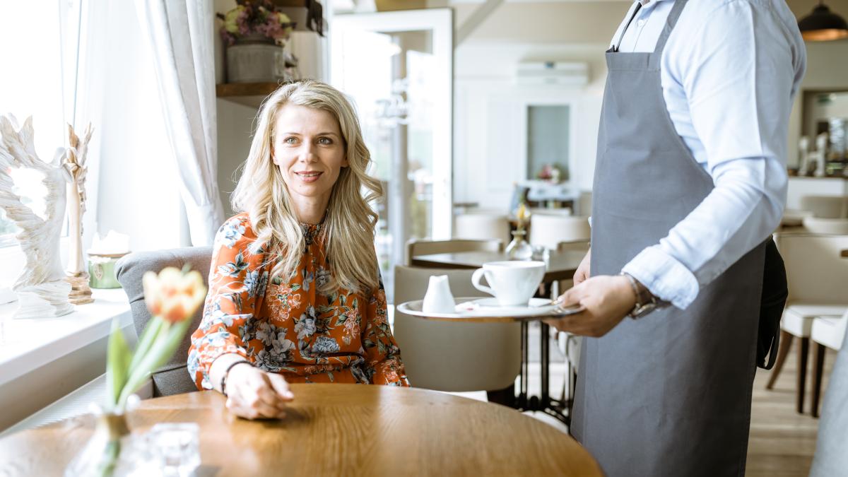 reactia-unui-chelner-cand-un-client-ii-cere-apa-gratis-de-la-robinet-nu-te-sfatuiesc--horeca-se-plange_14964700