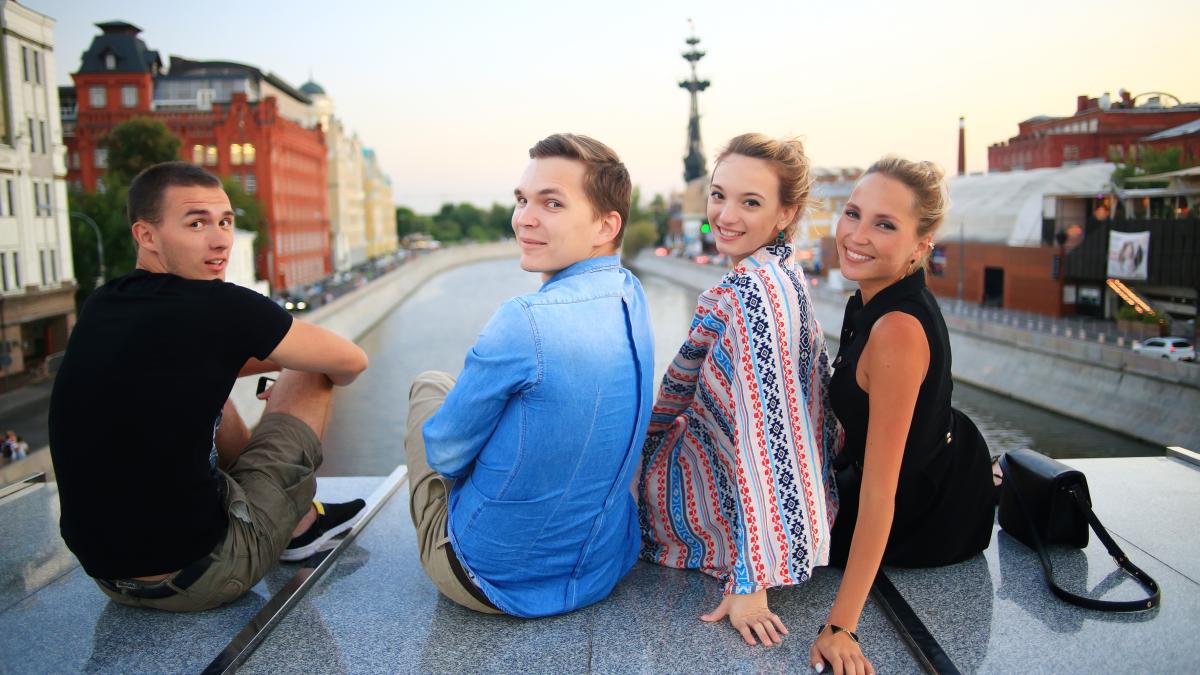 tineri-romani_91532300