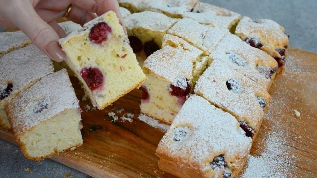 prajitura-pufoasa-cu-visine--reteta-preferata-a-sezonulu_90427300