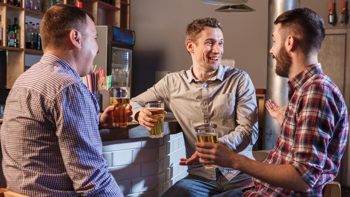 reactia-unui-patron-de-bar--dupa-ce-sase-turisti-au-baut-27-de-beri--la-micul-dejun--si-au-fugit-fara-sa-plateasca-de-data-aceasta--e-din-partea-mea-2_48034600