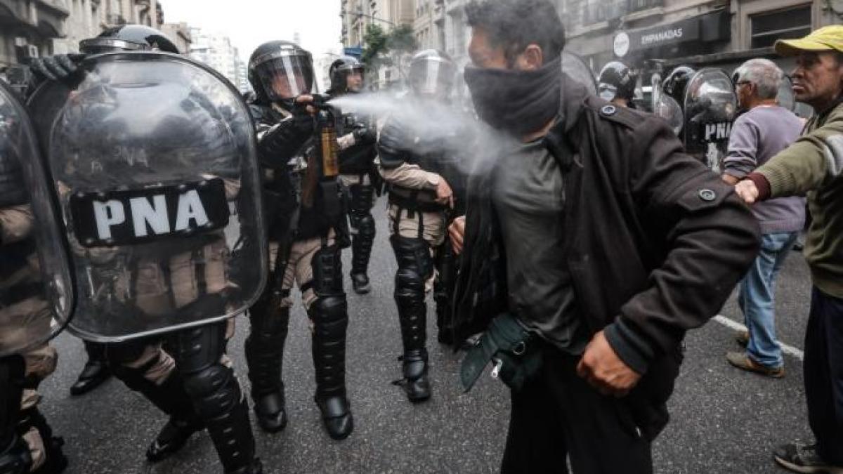 revoltele-au-izbucnit-la-buenos-aires-din-cauza-reformelor-presedintelui-javier-milei_83454400