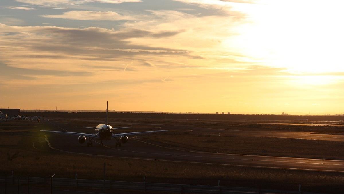 pista-aeroportul-international-hong-kong--inchisa-din-cauza-unui-avion-de-marfa-avariat--zeci-de-zboruri-sunt-amanate_75117500