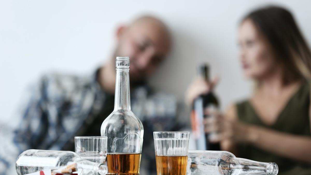 alcohol-glassware-table-blurred-drunk-couple-indoors_06552400