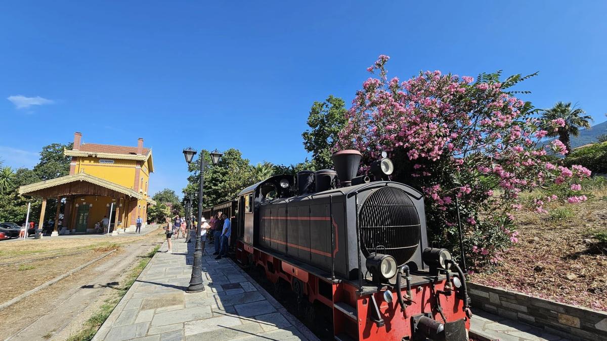 si-grecii-au-mocanita-lor--unde-te-poti-plimba-cu-ea-si-cat-te-costa-o-calatorie-dus-intors_01743200