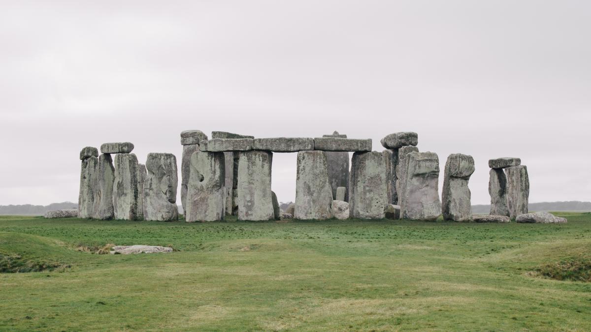 activistii-au-stropit-stonehenge_97825600