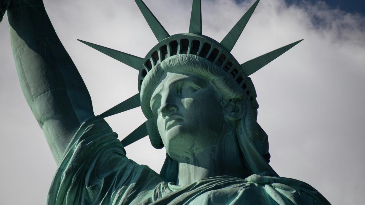 a-cui-fata-e-statuia-libertii_79577000