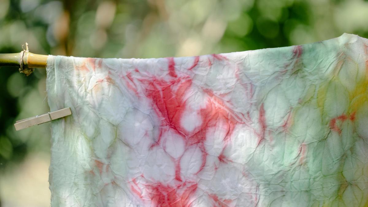 cum-cureti-petele-de-visine-de-pe-haine--cea-mai-importanta-regula_28679900