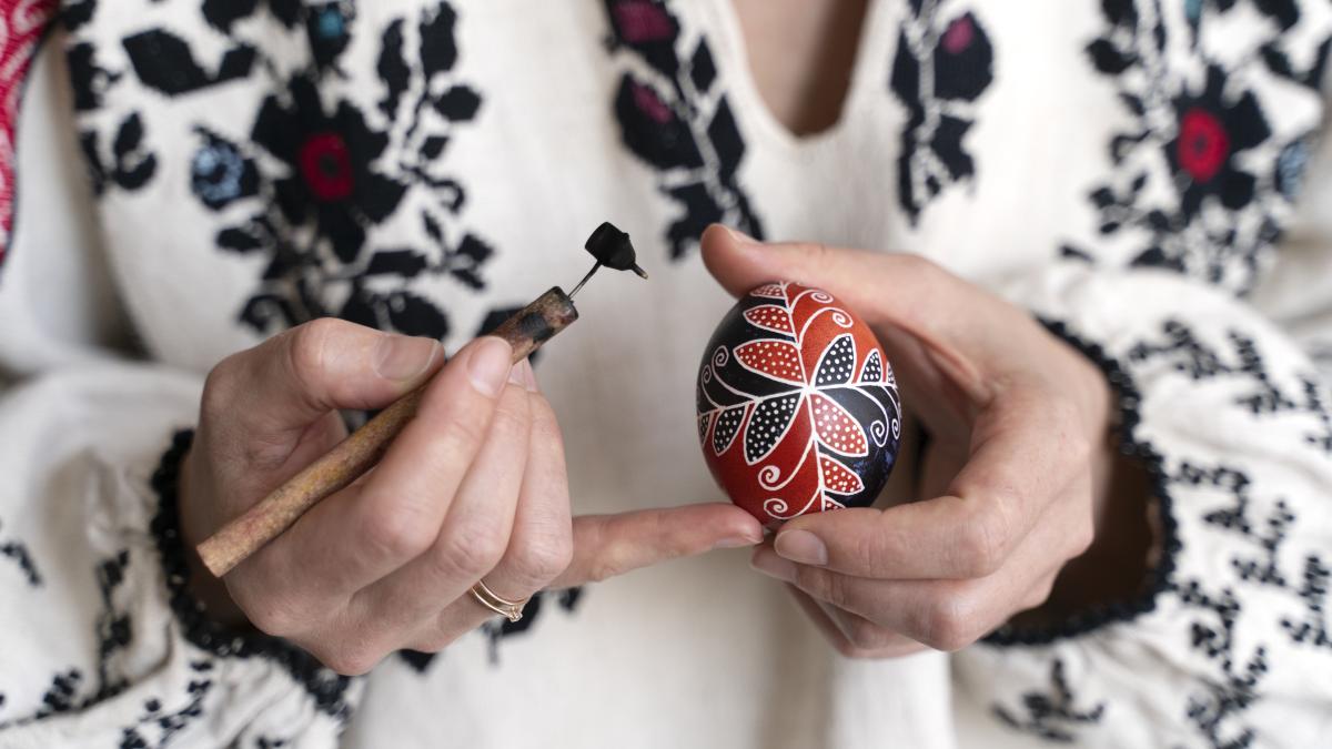 woman-decorating-easter-eggs_75214100