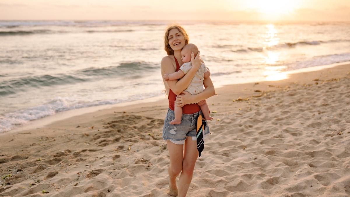 mama-copil-plaja-pexels_06310100