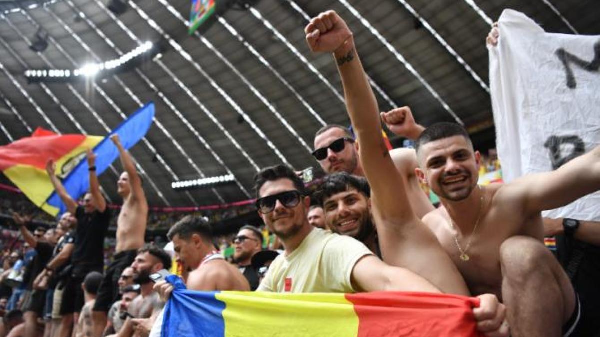 mihai-bobonete-si-suporterii-romani--spectacol-la-koln-inainte-de-meciul-nationalei-cu-belgia_34429200