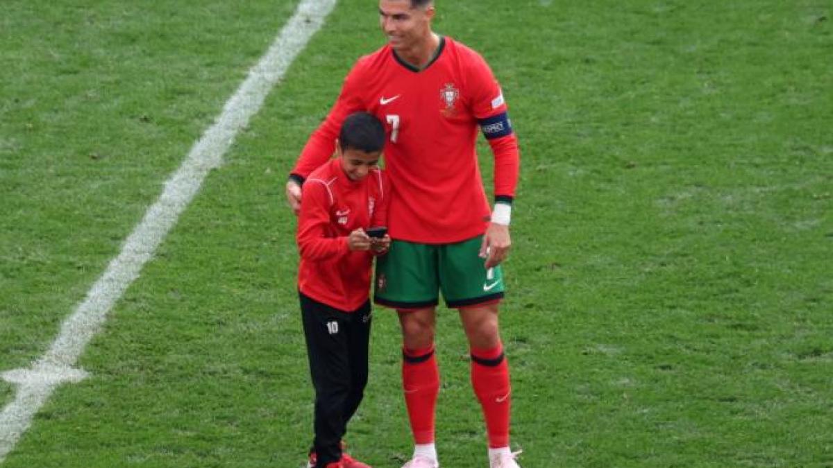 meciul-turcia---portugalia--perturbat-de-patru-fani--printre-care-si-un-copil--dornici-de-selfie-uri-cu-ronaldo_71422800