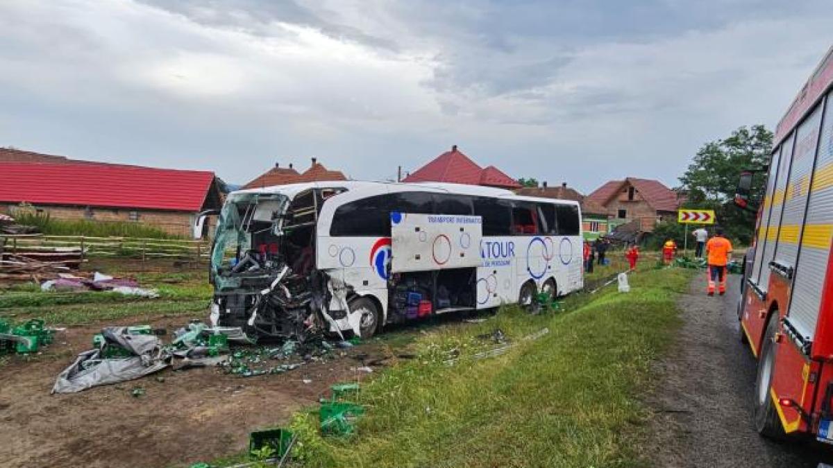 accident-rutier-grav--in-sibiu--intre-un-autocamion-si-un-autocar--a-fost-activat-planul-rosu-de-interventie-4_71100900