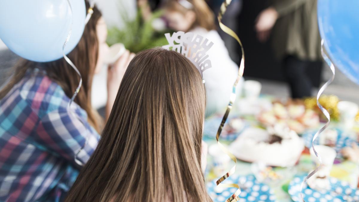 back-view-guests-birthday-party_31479100