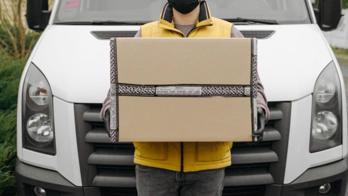 livrare_curieri_ilustrativ_pexels_49824300