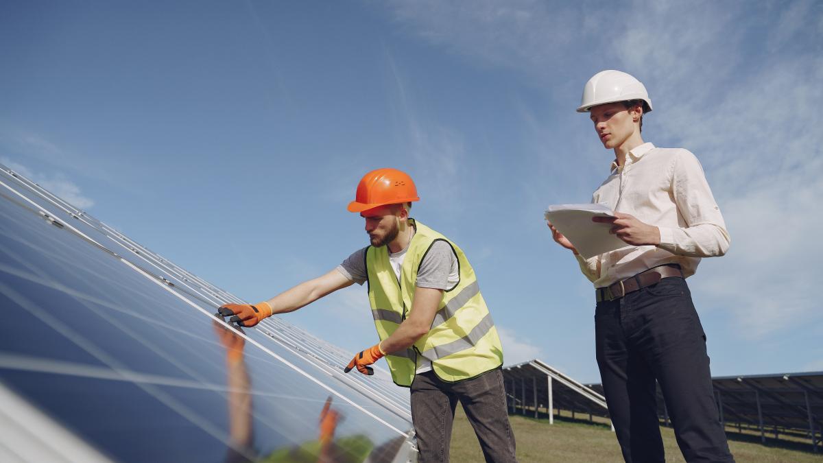 modificari-legislative--intr-o-prc-e2prc-80prc-9ddiscretie-totalaprc-e2prc-80prc-9d--dumitru-chisalita-aei--despre-noua-lege-a-prosumatorilor-s-ar-putea-sa-aiba-un-interes-mare_82105000