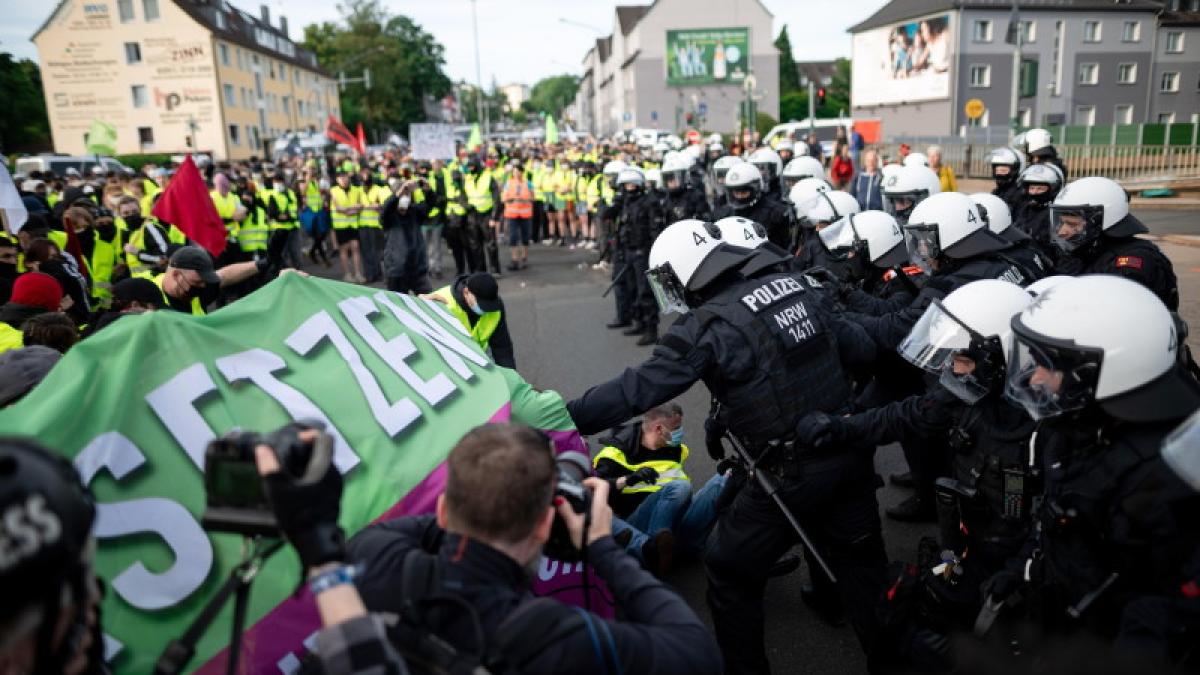 protest-in-germania--inaintea-congresului-afd--politia--atacata-de-demonstranti-2_39485100