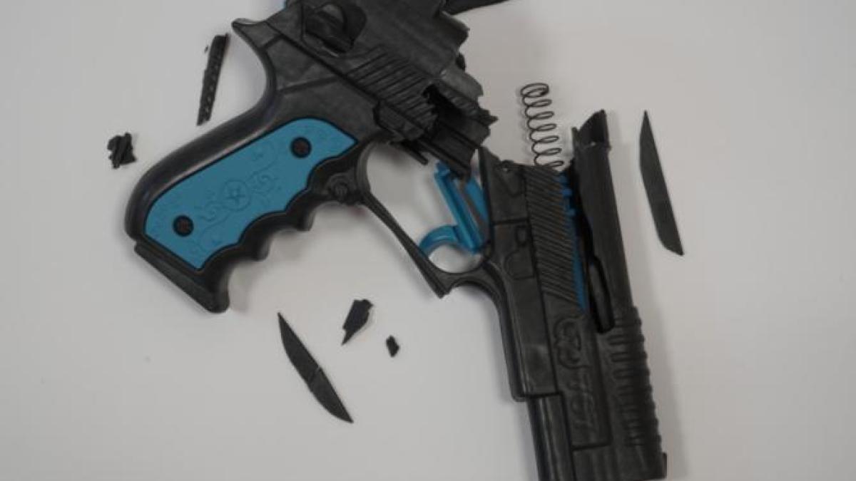 un-tanar-de-13-ani--ucis-de-politistii-americani-dupa-ce-a-indreptat-spre-ei-un-pistol-airsoft_61747900