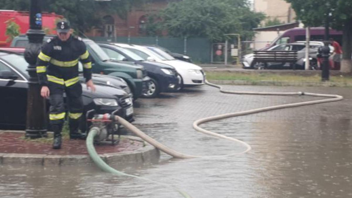 furtunile-au-facut-prapad-in-tara--copaci-cazuti-pe-drumuri-si-pe-calea-ferata-foto-3_60534500