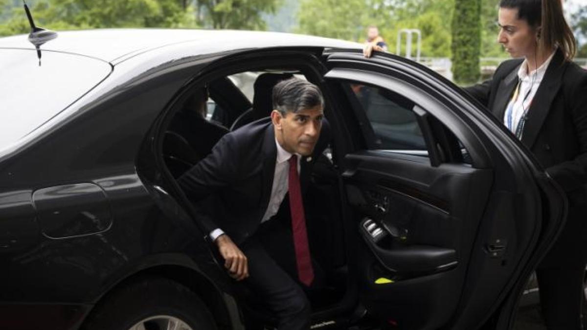 premierul-britanic-rishi-sunak--vanatoare-de-voturi-printre-robotii-dintr-un-depozit-si-la-coada-la-un-fast-food--nu-ar-avea-nicio-sansa-de-a-castiga-alegerile_91119200