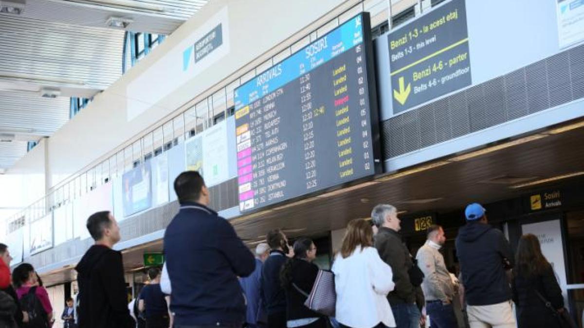 aeroportul-otopeni-un-roman-a-calatorit-din-bruxelles-pana-in-romania-cu-o-lama-in-gura--apoi--a-incercat-sa-si-taie-venele-in-avion_77742400