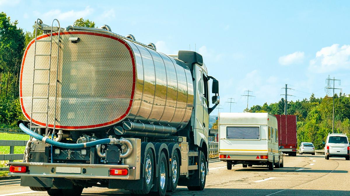 ulei-pentru-gatit--transportat-cu-cisternele-pentru-combustibil--nici-macar-nu-ar-fi-fost-curatate-inainte-2_58687000