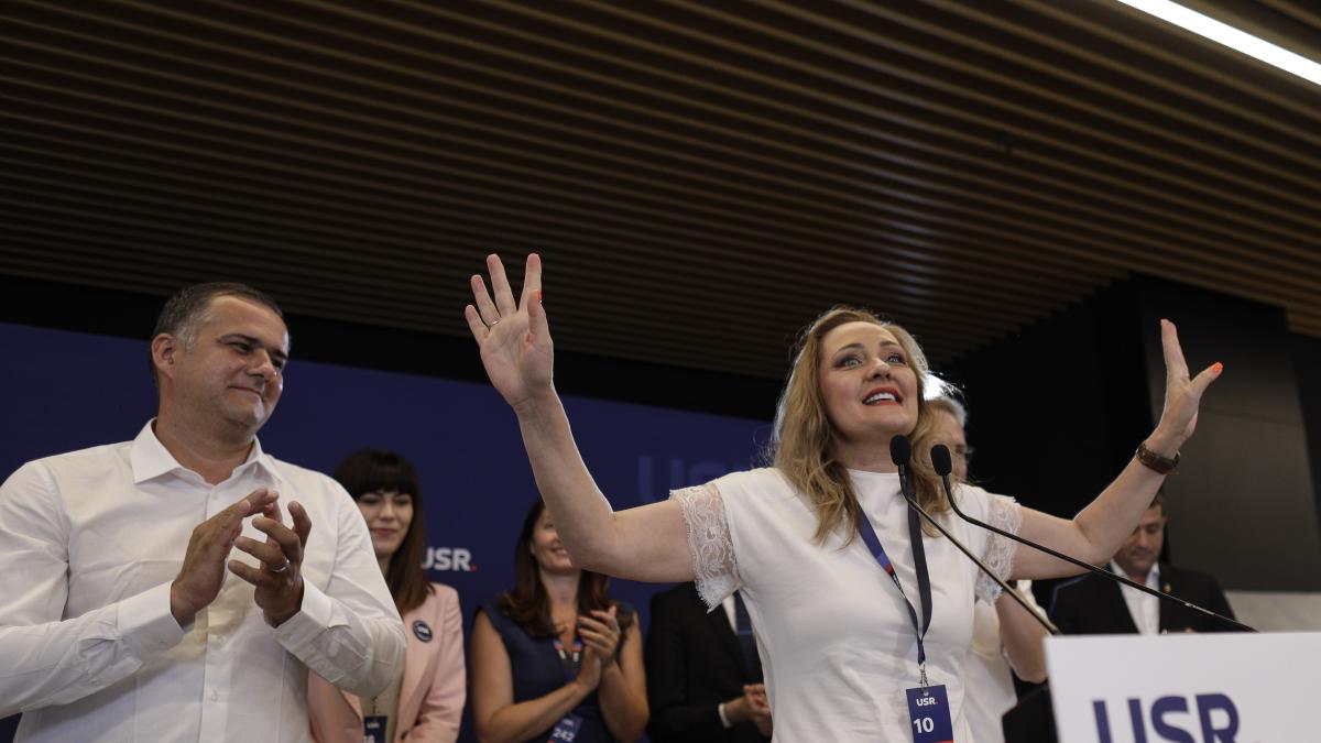 lasconi--de-la-pantofi--la-discurs-si-fotografii-instinct-sau-cineva-a-invatat-o-comparatia-cu-presedintii-americani--prc-e2prc-80prc-9dse-cunosc--se-stiuprc-e2prc-80prc-9d_35285200