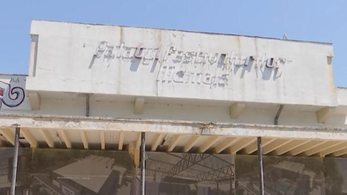 teatrul-de-vara-din-mamaia-prc-c2prc-a0simbol-al-litoralului-romanesc--a-devenit-o-ruina-plina-de-buruieni_05097800