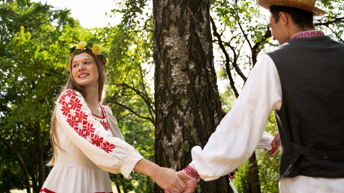 tineri-young-adults-having-fun-while-folk-dancing_23308200