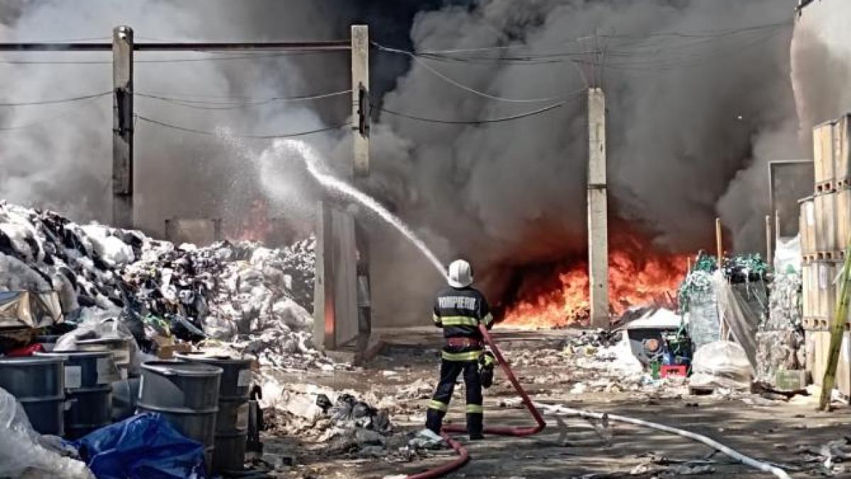 incendiu-hala-carton-satu-mare_06362200