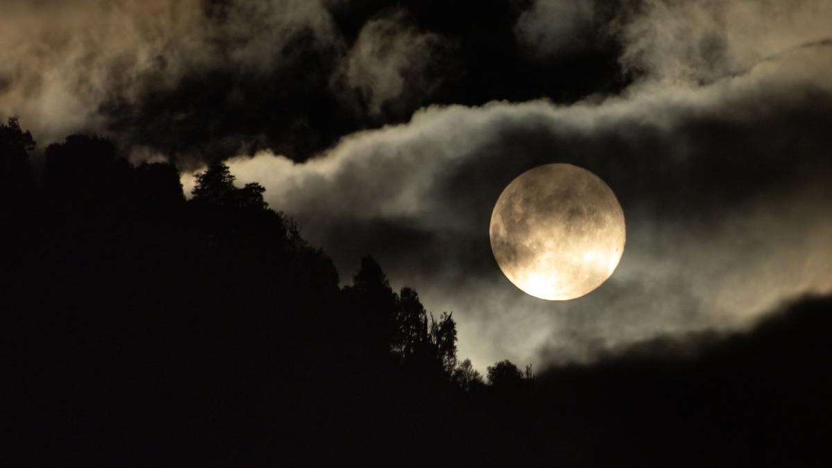 beautiful-full-moon-misty-night_51039700