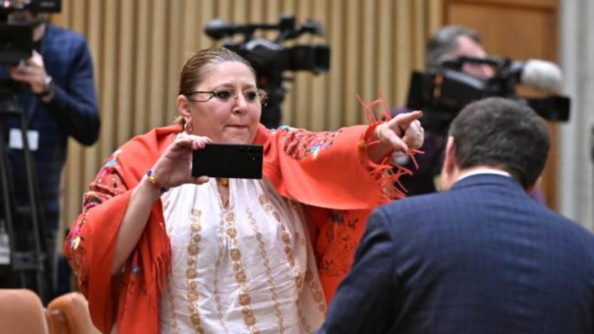 analiza-celor-de-la-le-figaro-despre-diana-sosoaca-binara--demagoga--prc-e2prc-80prc-9evisceral-antiamericanaprc-e2prc-80prc-9d-si-orientata-spre-rusia_12187200