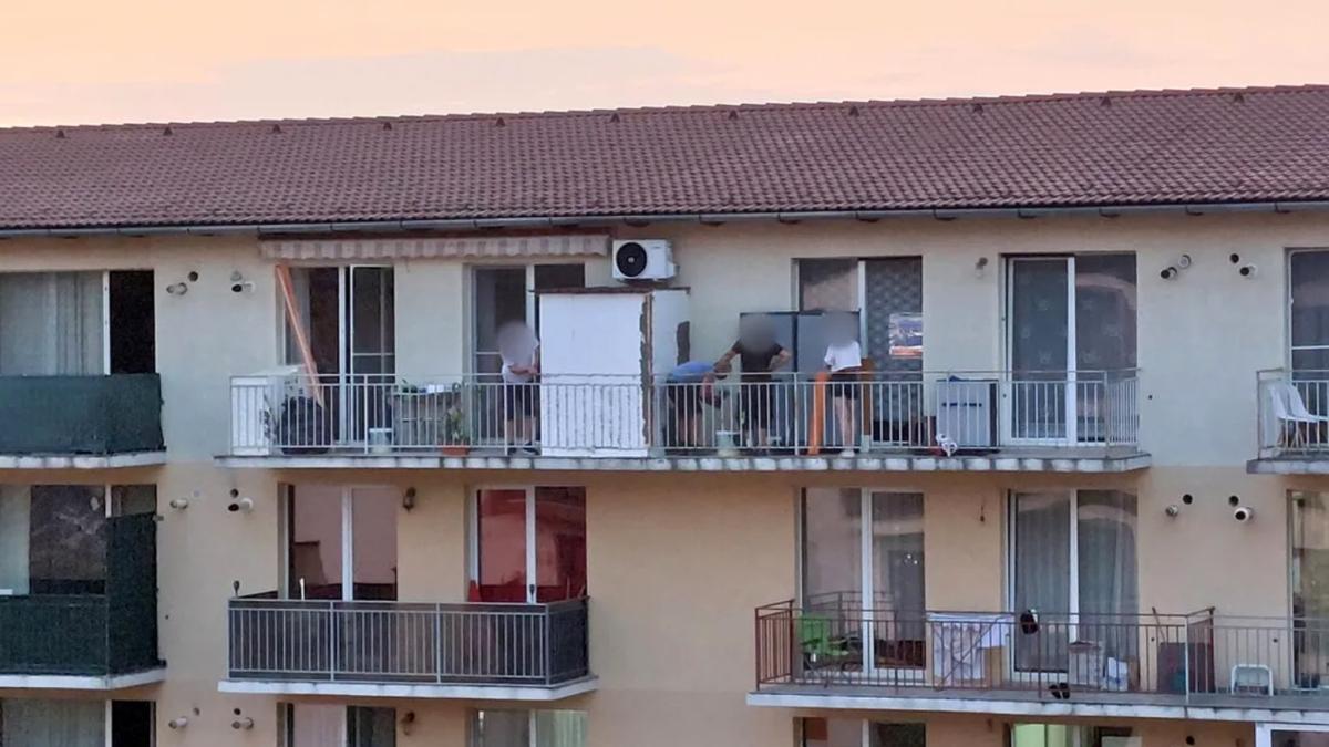 baraca-in-balcon_64857400