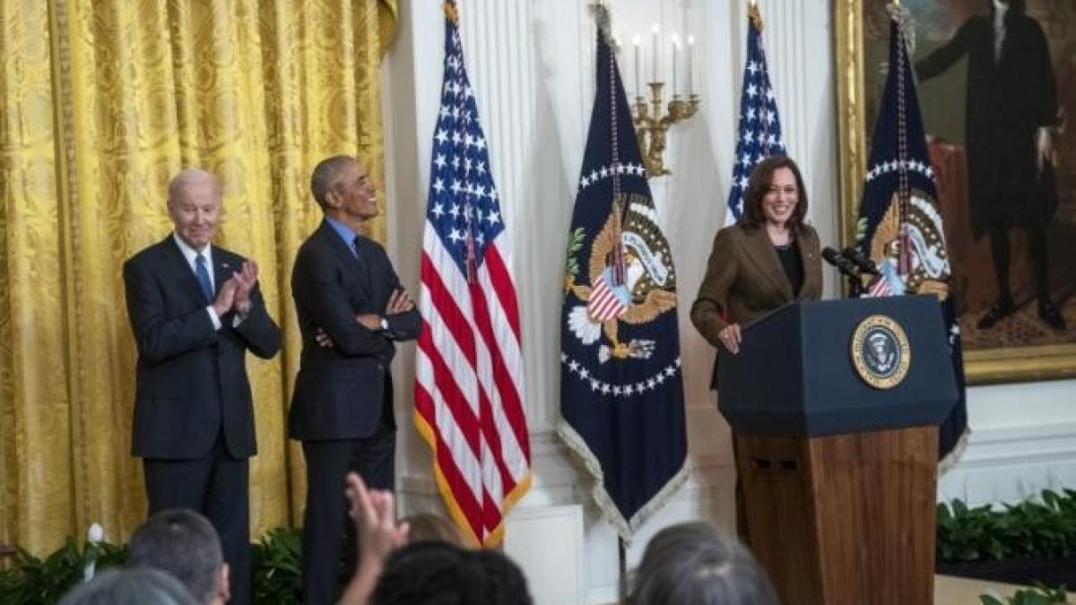 vice-president-kamala-harris-r--with-us-president-joe-biden-l-and-former-us-president-barack-obama-_91511500