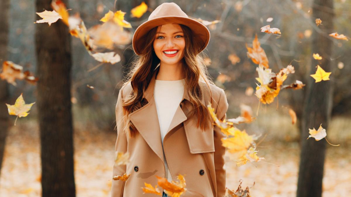 portrait-young-woman-standing-against-trees_02046300