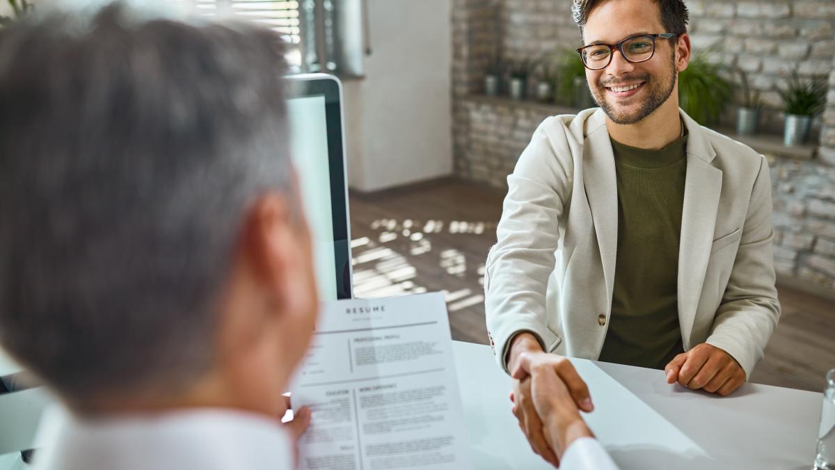 treceti-cu-brio-orice-interviu-de-angajare-un-fost-agent-cia-a-dezvaluit-tactica-pe-care-a-invatat-o-pentru-a-influenta-modul-in-care-oamenii-il-percep_75843400