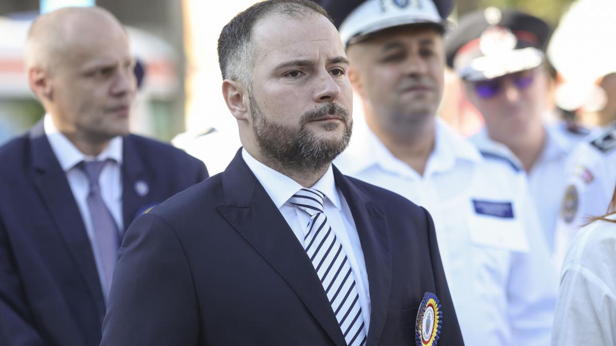 pusl-il-sustine-pe-rares-hopinca--prefectul-capitalei--la-primaria-sectorului-2_77770500