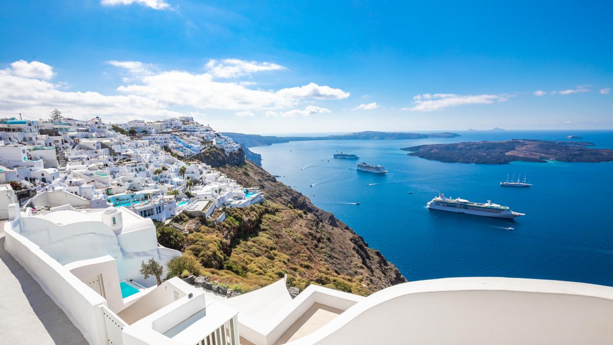 in-goana-spre-santorini--prc-e2prc-80prc-9dinsula-instagramprc-e2prc-80prc-9d--invadata-de-miile-de-turisti_78547100