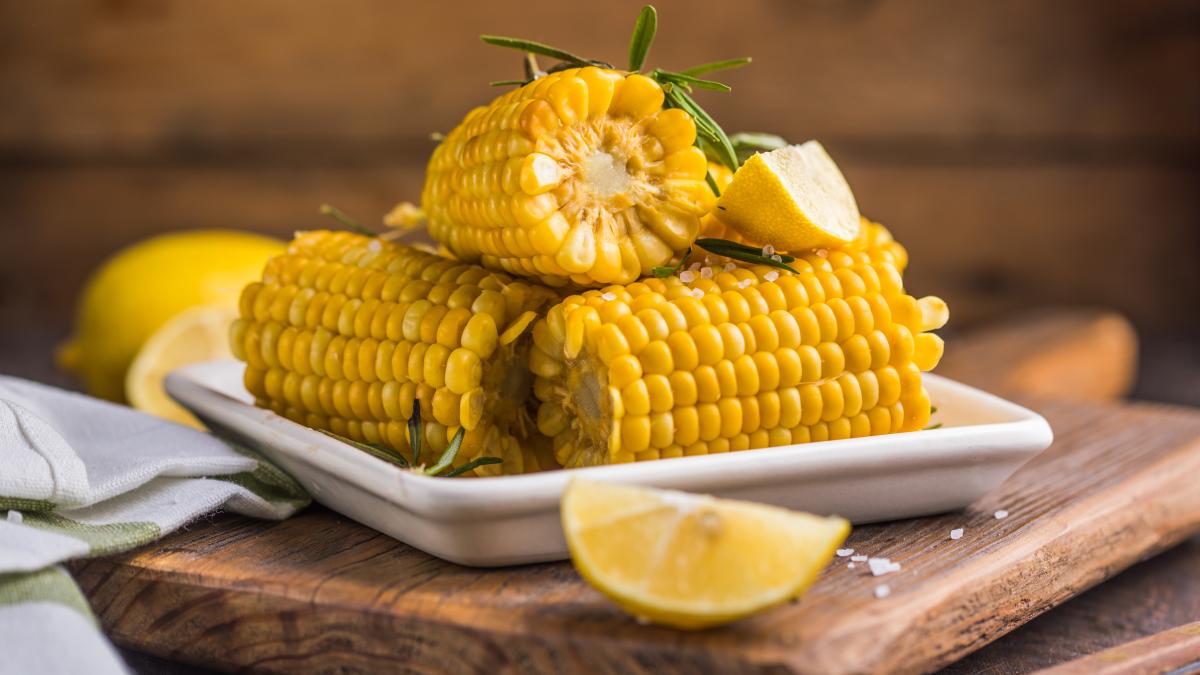 porumb-fiert-sau-porumb-copt--care-este-mai-bun-si-mai-potrivit-pentru-sanatate_62251400