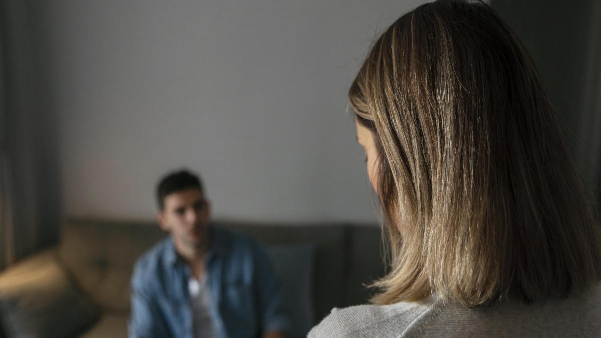 husband-wife-having-fight-indoors_05171100