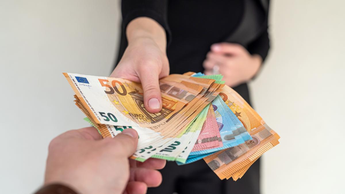 6-5-miliarde-de-euro--suma-pe-care-romanii-din-dispora-au-timis-o-in-tara--prc-e2prc-80prc-9dinvestitiile-straine-directe--aproximativ-egale-cu-aceasta-sumaprc-e2prc-80prc-9d_91512000