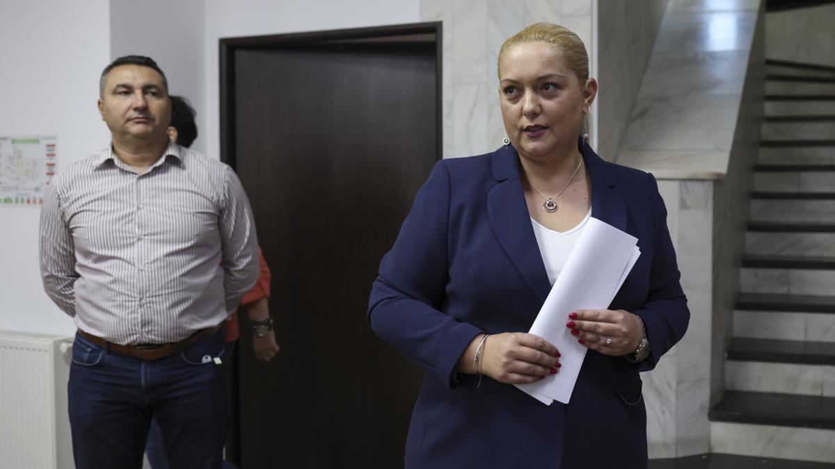 oana-sivache--anchetata-pentru-de-luare-de-mita--promovata--mihai-fifor-usr-protejeaza-penalii-si-ii-recompenseaza_18951600