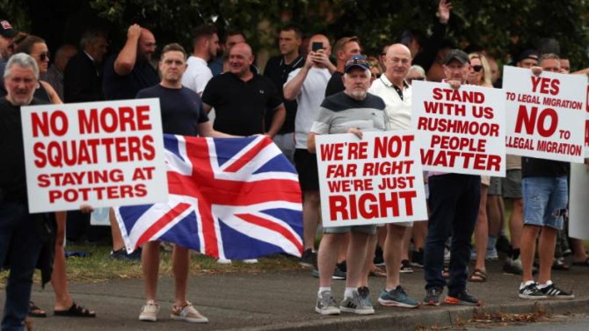 proteste-mari-marea-britanie-ilustrativ-agerpres-trei-fetite-ucise-extrema-dreapta9_01876500