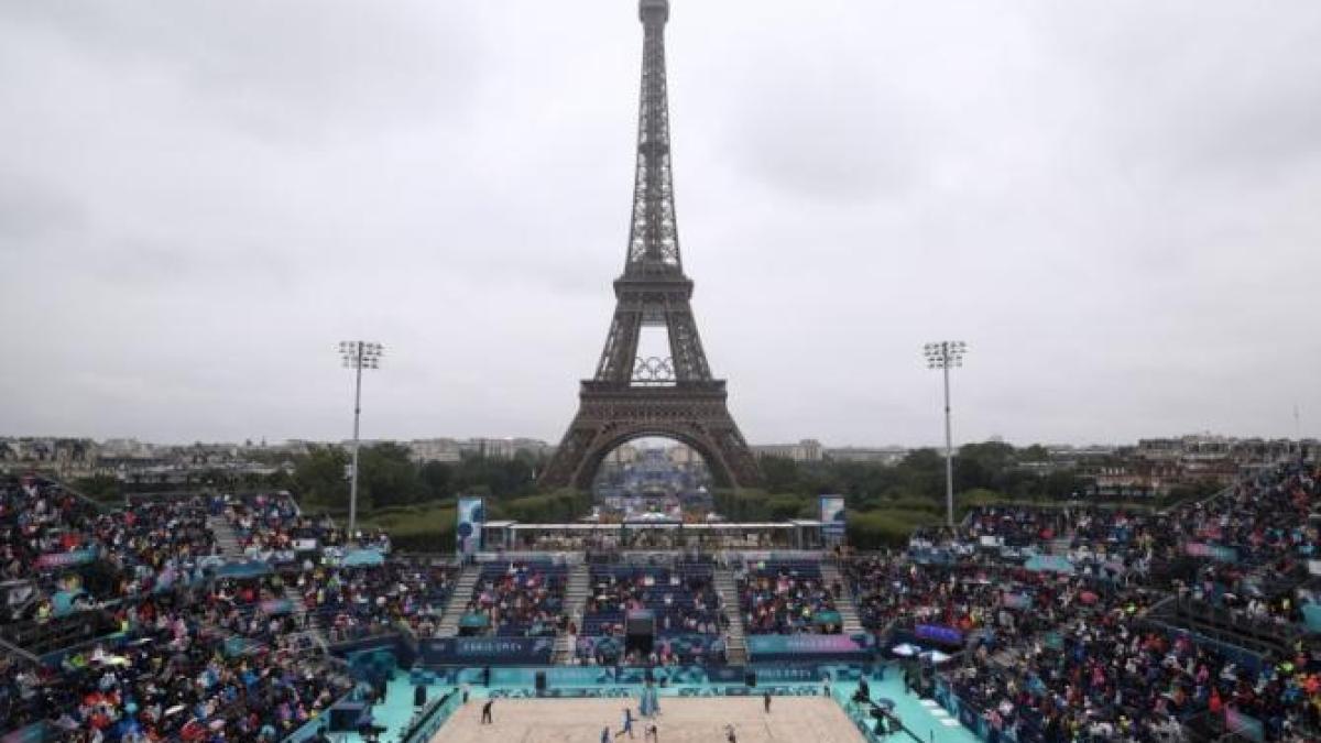 barbat--arestat-dupa-ce-a-incercat-sa-escaladeze-turnul-eiffel--in-ultima-zi-a-jo-este-al-naibii-de-cald--nu-i-asa_04254000