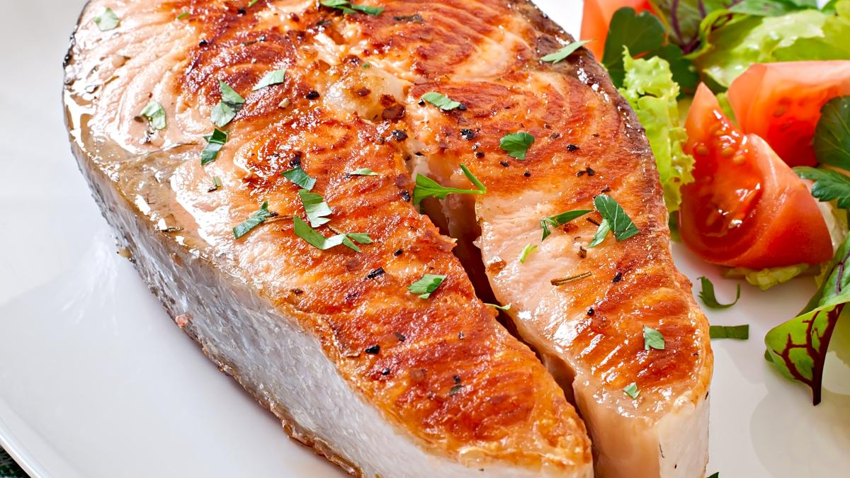 peste-somon-grilled-salmon-with-salad_37710100