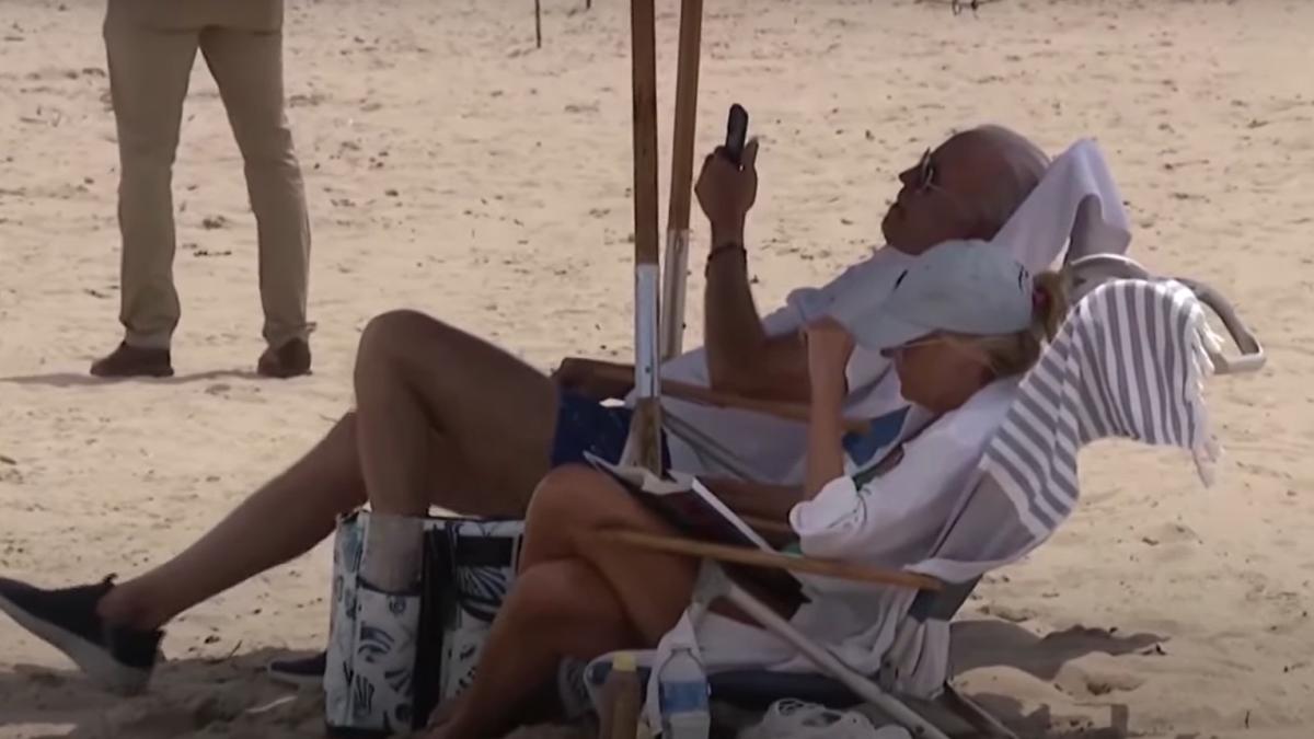 joe biden a fost surprins dormind pe plaja imaginile cu presedintele american in bermude intins la soare au facut inconjurul lumii