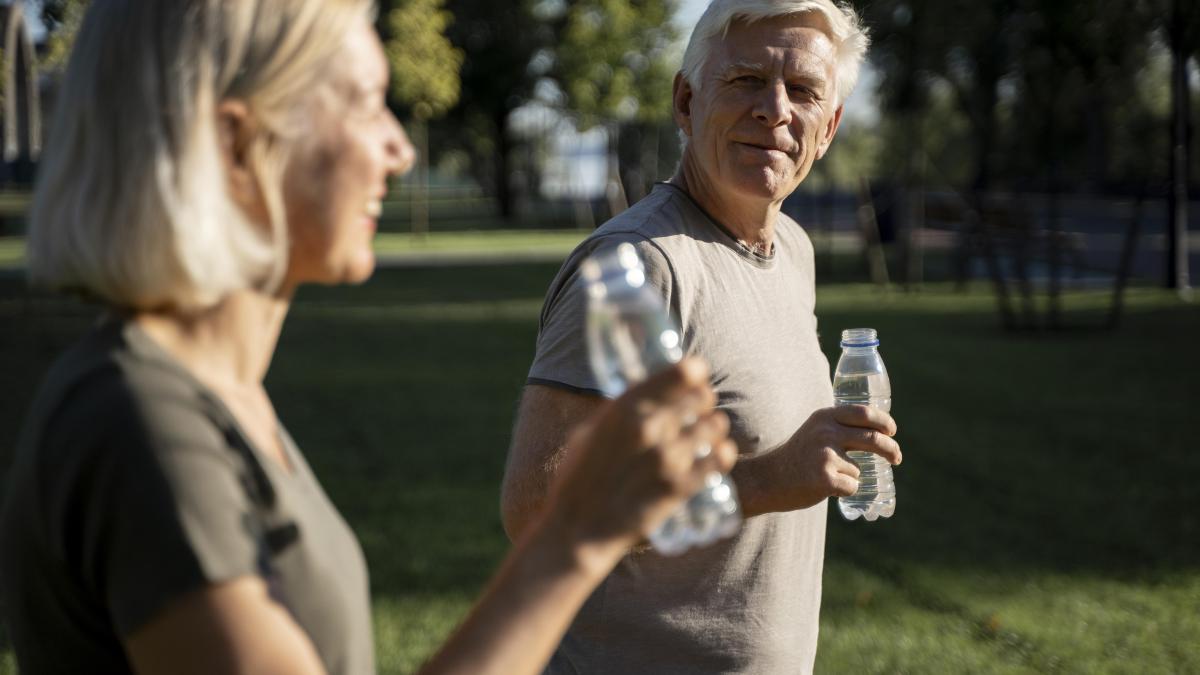 couple-drinking-water-outdoors_00278600