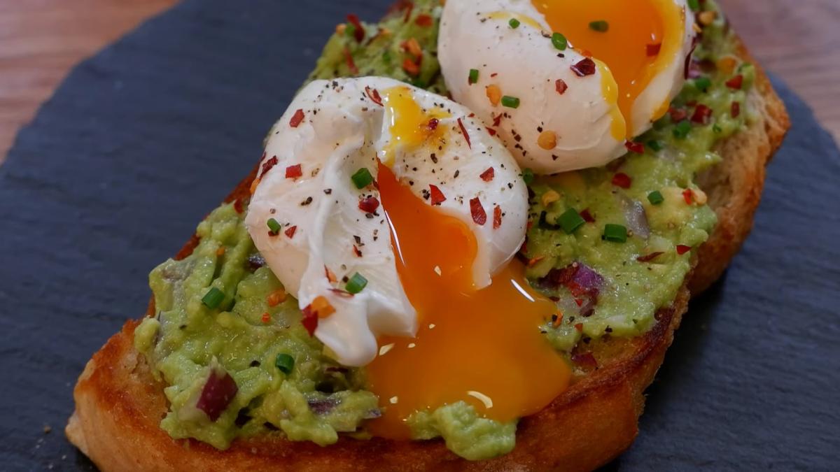 toast-cu-avocado-si-ou-posat--cel-mai-bun-mic-dejun_87563300