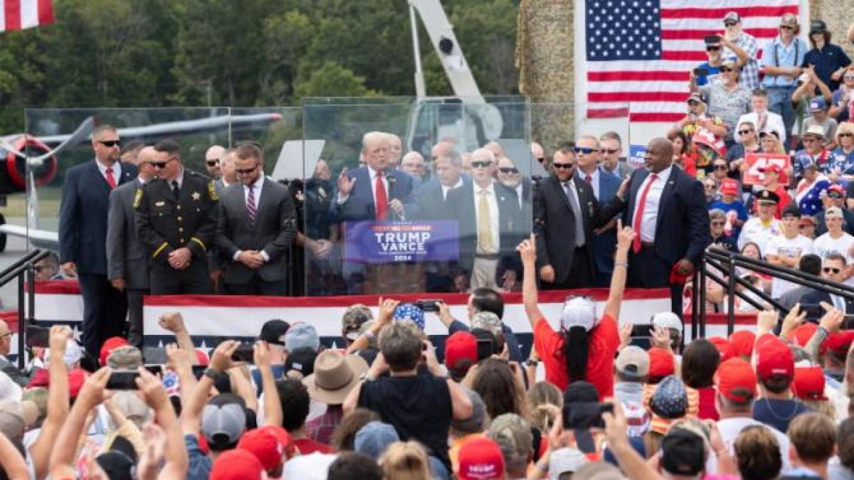 donald-trump--discurs-din-spatele-geamului-anti-glont-la-primul-miting-electoral-in-aer-liber-de-dupa-atentat_98814000