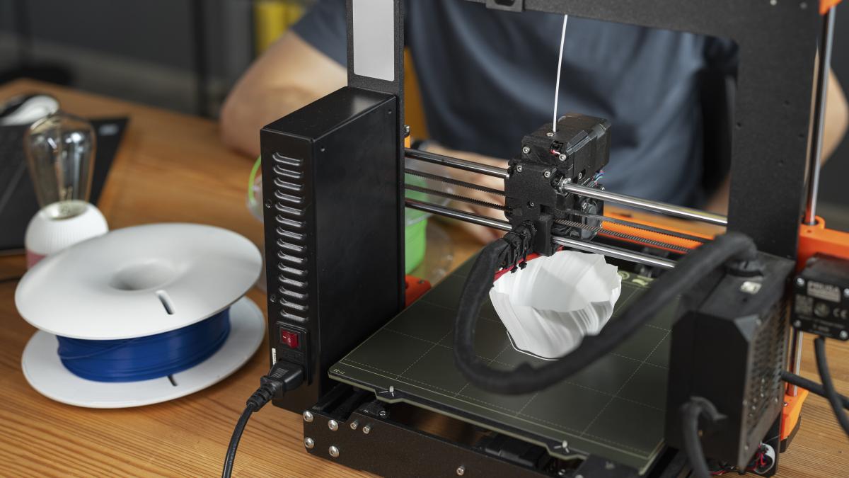 designer-using-3d-printer_74861400